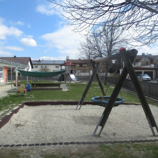 Garten: Schaukel, Sandkasten und Rutschenturm